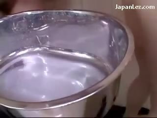 Aziatike damsel duke dhe squirting enemas vibrators në bythë në the dush tub
