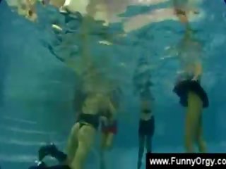 Gadis sekolah menjilat yang faraj semasa yang kolam majlis