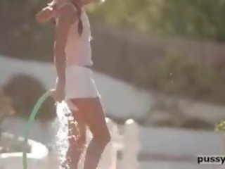 Jovem jovem grávida jogar com água provocação cona