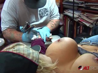 Shyla stylez blir tatuerade medan spelar med henne tuttarna