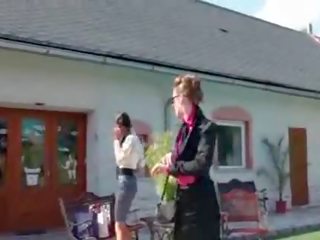 Clothed lesbo gets messy by the basseýn