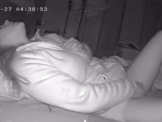 Fantazyjny kobieta budzi w górę wcześnie do trzeć jej cipka przed praca ukryty kamera