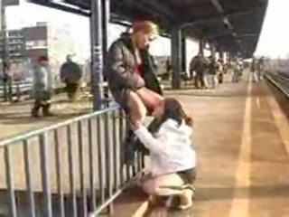 Sarılı lokma kadınsı eylem üzerinde trainstation