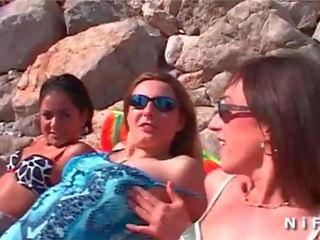 Trei hotties avea lesbiene x evaluat clamă lins cu degetul toying pe the plaja