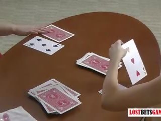Dua menawan milfs bermain sebuah permainan dari menelanjangi blackjack