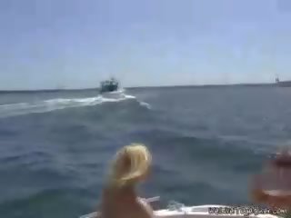 Charmant lesbiennes op een boot!