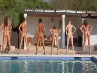 Enam telanjang gadis oleh itu kolam renang dari poland
