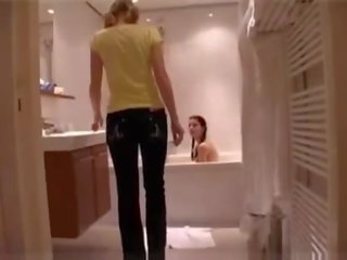 Olandese lesbiche avere divertimento in bagno