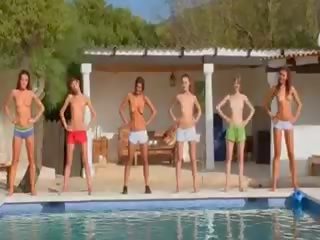 Six nu adolescentes por o piscina a partir de rússia