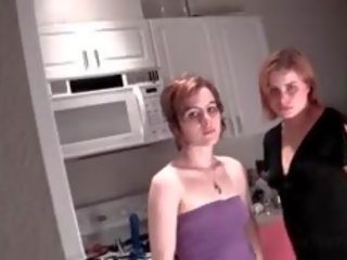 Dospívající lesbičky hrát s černý velký dildo