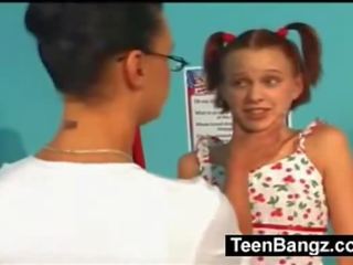 Adoleshent i ri femër lezbike xxx kapëse me mësues