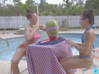 Camsoda gençler ile büyük anne ve büyük tüysüz başlangıç bir watermelon patlamak ile sikiş makinesi ba