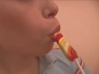 Rusiškas eimis masturbacija su lollypop