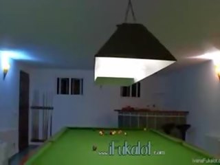 Две лесбос мастурбира на billiard