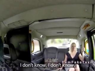 Blond lesbo sitter på fjes på cab sjåfør