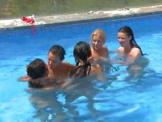 Five lésbica adolescentes por o piscina