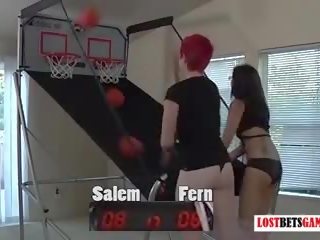 สอง pleasant สาว salem และ fern เล่น แก้ผ้า บาสเก็ตบอล shootout