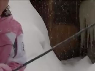 Beguiling lesbianas jugando en la nieve