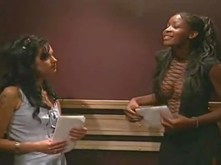 Concupiscent interraciaal lesbisch seks film in elevator